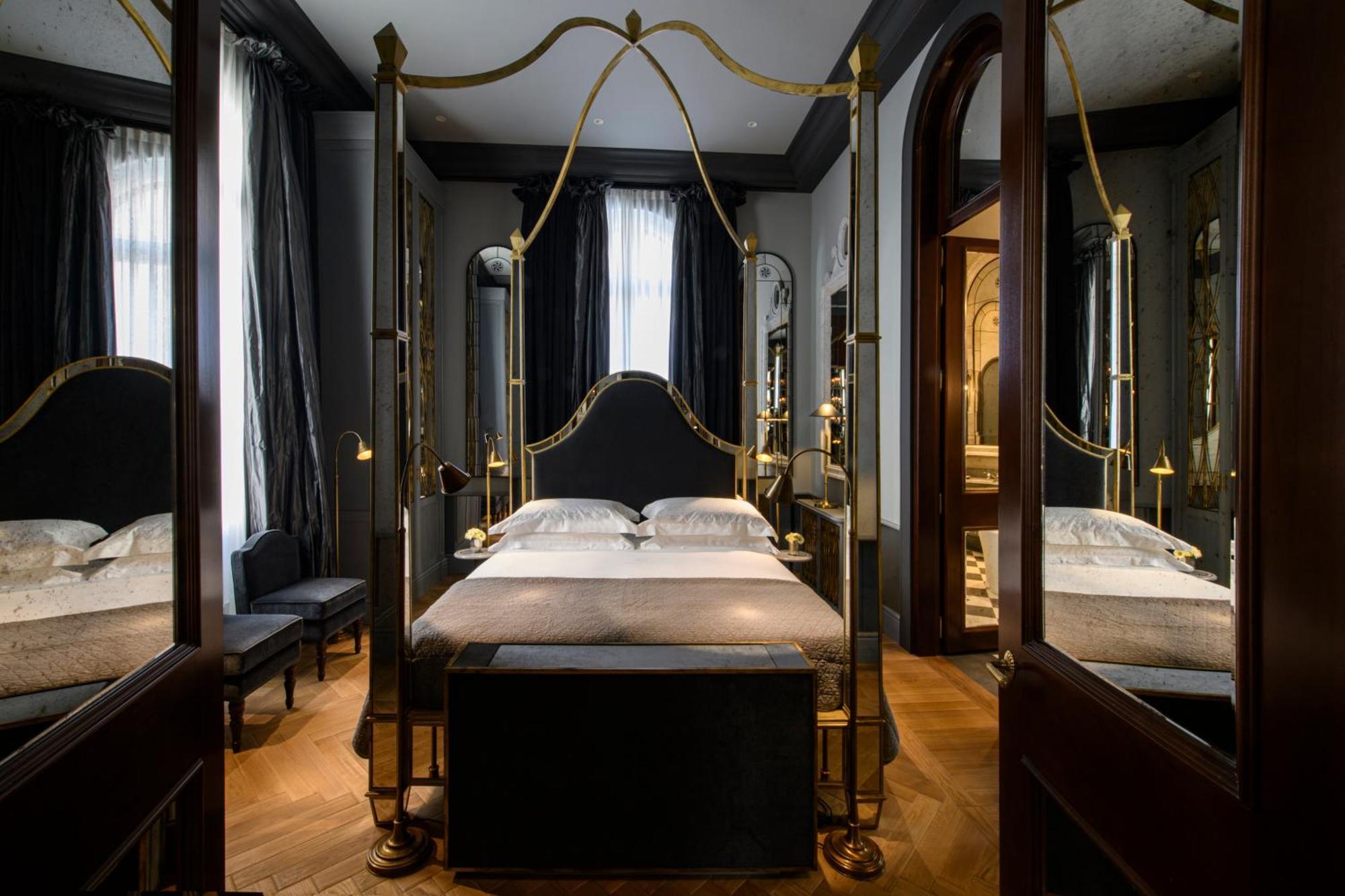 헬베티아&브리스톨 피렌체 - 스타호텔 꼴레지오네 외부 사진 A room at the Hotel de Crillon