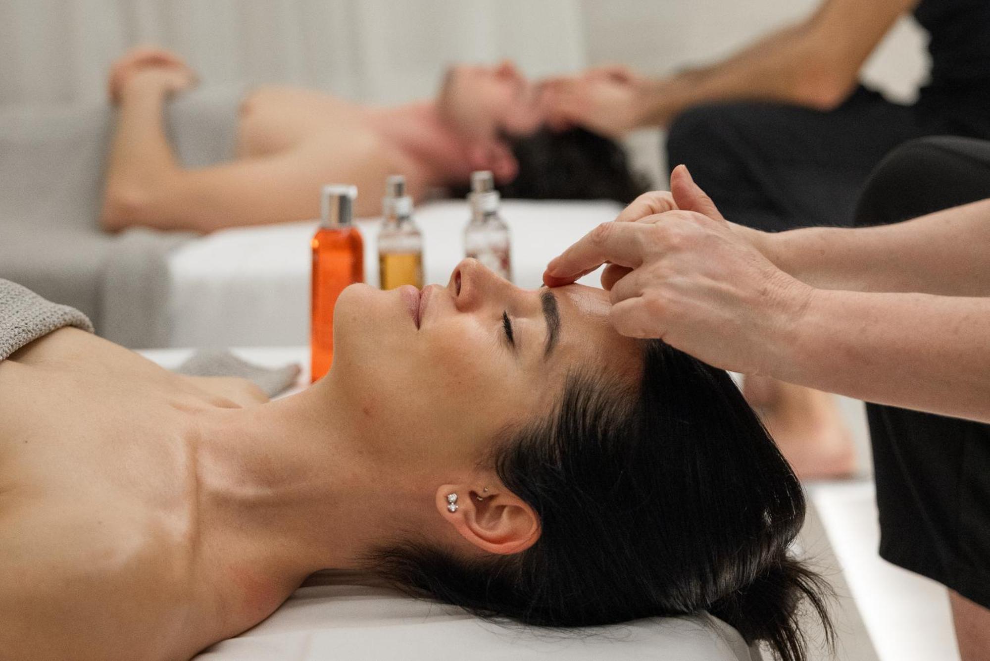 헬베티아&브리스톨 피렌체 - 스타호텔 꼴레지오네 외부 사진 A woman receiving a head massage