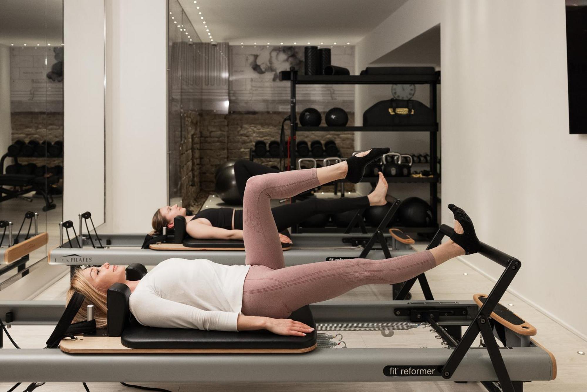 헬베티아&브리스톨 피렌체 - 스타호텔 꼴레지오네 외부 사진 A woman using a Pilates reformer